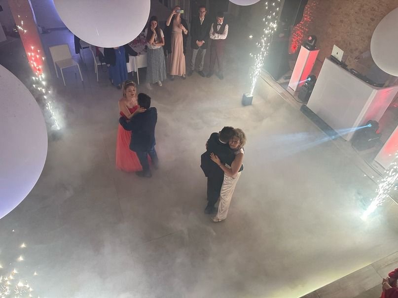 Première danse vue d’en haut dans la fumée lourde