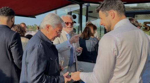 Magie close-up au milieu des invités pendant le vin d’honneur